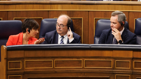 La ministra de Vivienda, Isabel Rodríguez, con los exministris Miquel Iceta y José Miñones, en una imagen de archivo utilizando el servicio de traducción simultánea del Congreso de los Diputados durante una intervención en euskera.