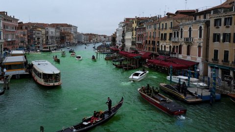 Ecologistas tiñen de verde el Gran Canal de Venecia en protesta contra el  cambio climático | Público