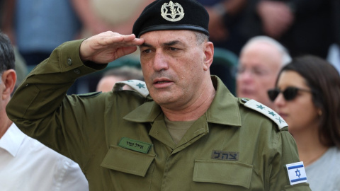 El jefe militar israelí, el teniente general Eyal Zamir en el funeral del teniente Hadar Goldin, fallecido durante la guerra de seis semanas de 2014 en Gaza y cuyo cuerpo ha sido recientemente recuperado de la Franja (11/11/2025)