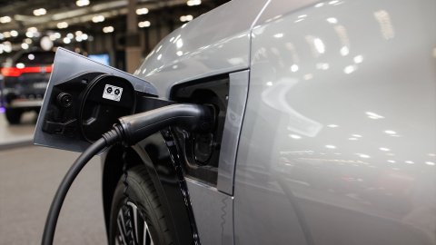 Detalle de un coche eléctrico mientras es cargado.
