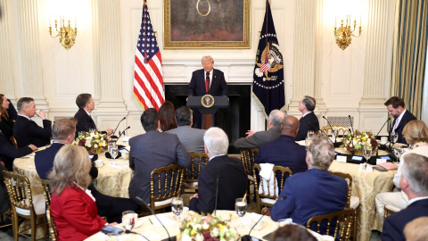 El presidente de EEUU, Donald Trump, en un desayuno con senadores republicanos en la Casa Blanca.