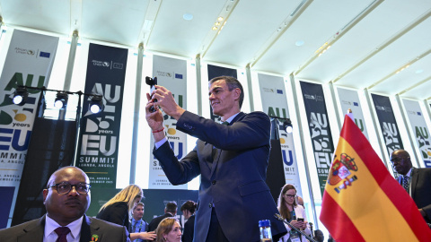 El presidente del Gobierno, Pedro Sánchez (c) en un momento de la Cumbre Unión Africana-Unión Europea, este lunes en Luanda El presidente del Gobierno, Pedro Sánchez (c) en un momento de la Cumbre Unión Africana-Unión Europea, este lunes en Luanda.