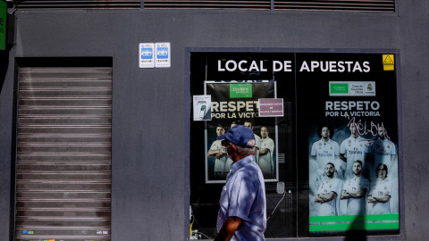 Local de apuestas Un hombre mira hacia un local de apuestas de Codere, en Madrid.