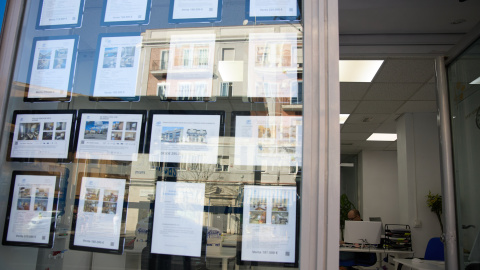 Anuncios de pisos en venta en una inmobiliaria. Anuncios de pisos en venta en una inmobiliaria.