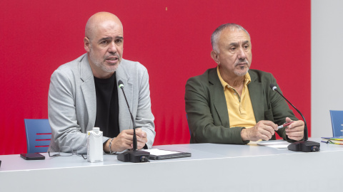 Foto de archivo del secretario general de CCOO, Unai Sordo (i) y el secretario general de UGT, Pepe Álvarez (d).