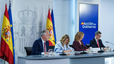 Ángel Víctor Torres, Yolanda Díaz, Pilar Alegría y Félix Bolaños durante la rueda de prensa tras el Consejo de Ministros, en el Palacio de La Moncloa, a 25 de noviembre de 2025. Ángel Víctor Torres, Yolanda Díaz, Pilar Alegría y Félix Bolaños durante la rueda de prensa tras el Consejo de Ministros, en el Palacio de La Moncloa, a 25 de noviembre de 2025.