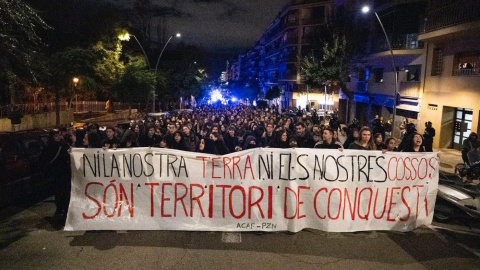 Capçalera de la manifestació nocturna celebrada el 24 de novembre al barri del Coll de Barcelona amb motiu del 25-N. 24/11/2025 Capçalera de la manifestació nocturna celebrada el 24 de novembre al barri del Coll de Barcelona amb motiu del 25-N.