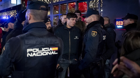 El ultra Vito Quiles junto a la Policía en la manifectación por el 25N en Madrid. El ultra Vito Quiles junto a la Policía en la manifectación por el 25N en Madrid.