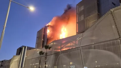 Evacúan el hospital Santa Lucía de Cartagena por un incendio en la terraza y la fachada. Evacúan el hospital Santa Lucía de Cartagena por un incendio en la terraza y la fachada.