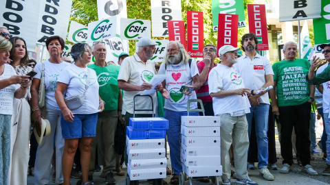 Representantes de las Mareas Blancas con las firmas, el pasado 2 de septiembre.