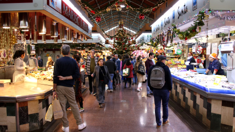 Mercat de la Concepció de Barcelona, durant unes festes de Nadal Mercat de la Concepció de Barcelona, durant unes festes de Nadal