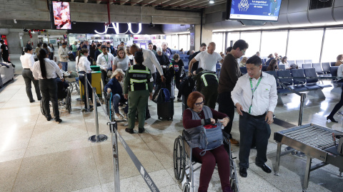 Pasajeros esperan para embarcar en un vuelo este miércoles, en el aeropuerto internacional Simón Bolívar, que sirve a Caracas, en Maiquetía (Venezuela). Pasajeros esperan para embarcar en un vuelo este miércoles, en el aeropuerto internacional Simón Bolívar, que sirve a Caracas, en Maiquetía (Venezuela).