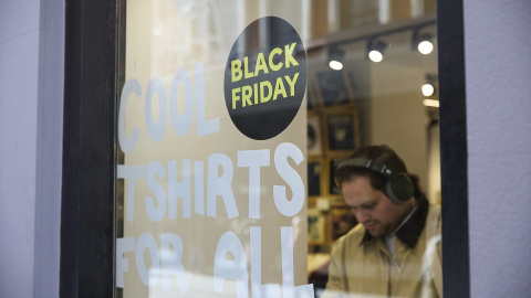 black-friday-comercio Un escaparate anuncia descuentos por el Black Friday