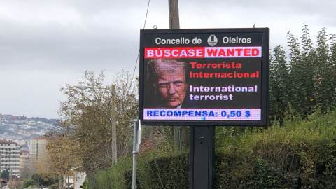 Cartel del Ayuntamiento de Oleiros (A Coruña) llamando terrorista al presidente de Estados Unidos, Donald Trump, y ofreciendo una recompensa por él. Cartel del Ayuntamiento de Oleiros (A Coruña) llamando terrorista al presidente de Estados Unidos, Donald Trump, y ofreciendo una recompensa por él.