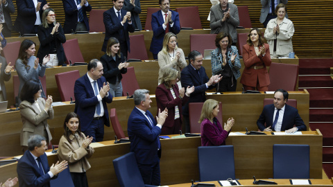 El candidato del PP, Juanfran Pérez Llorca, es aplaudido por sus compañeros de partido tras su intervención en el pleno celebrado este jueves para investirlo como nuevo president de la Generalitat en sustitución de Carlos Mazón, que dimitió el pasado 3 de El candidato del PP, Juanfran Pérez Llorca, es aplaudido por sus compañeros de partido tras su intervención en el pleno celebrado este jueves para investirlo como nuevo president de la Generalitat en sustitución de Carlos Mazón, que dimitió el pasado 3 de noviembre.