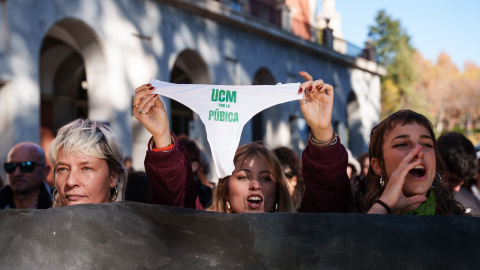 Varias personas se manifiestan durante una marcha en defensa de la universidad pública madrileña.Matias Chiofalo / Europa Press27/11/2025