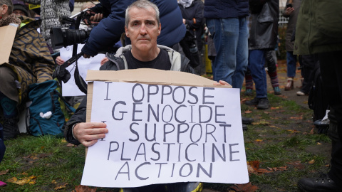 Un manifestante pacífico de Palestine Action sujeta un cartel.