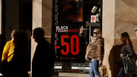 Imagen de comercios anunciando sus descuentos para el Black Friday.