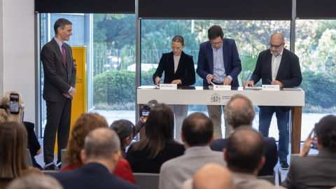 Pedro Sánchez y el ministro para la Transformación Digital y de la Función Pública, Óscar López, durante la firma con los sindicatos del acuerdo. Pedro Sánchez y el ministro para la Transformación Digital y de la Función Pública, Óscar López, durante la firma con los sindicatos del acuerdo.