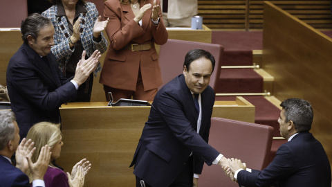 El ya expresident de la Generalitat Carlos Mazón (d) felicita al nuevo president, el secretario general del Partido Popular en la Comunitat Valenciana, Juanfran Pérez Llorca (c), tras salir investido gracias al respaldo de Vox, con cuyos votos ha obtenido El ya expresident de la Generalitat Carlos Mazón (d) felicita al nuevo president, el secretario general del Partido Popular en la Comunitat Valenciana, Juanfran Pérez Llorca (c), tras salir investido gracias al respaldo de Vox, con cuyos votos ha obtenido la mayoría absoluta que precisaba.