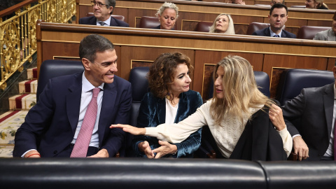 Pedro Sánchez, María Jesús Montero y Yolanda Díaz durante una sesión de control al Gobierno, en el Congreso de los Diputados, a 19 de noviembre.
