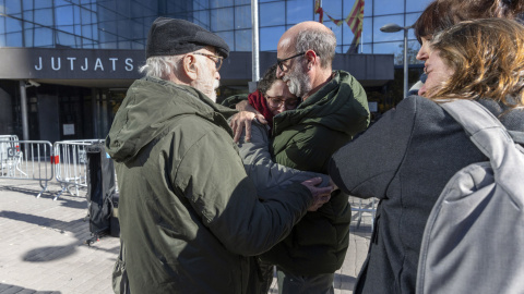 Familiares de Helena Jubany en los juzgados tras conocer el envió a prisión del principal sospechoso.