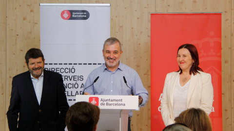 L'alcalde de Barcelona, Jaume Collboni, amb el tinent d'alcaldia Albert Batlle (esquerra) i la comissionada d'Acció Social, Sonia Fuertes (dreta), en una imatge d'arxiu.
