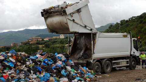 Imatge d'arxiu d'un camió a l'abocador de Fígols, al Pallars Jussà.