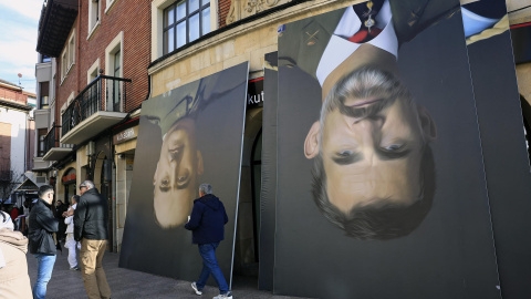Retratos de Franco y Felipe VI, volteados en una calle de Gernika-Lumo antes de las protestas por la visita del rey español. Retratos de Franco y Felipe VI, volteados en una calle de Gernika-Lumo antes de las protestas por la visita del rey español.