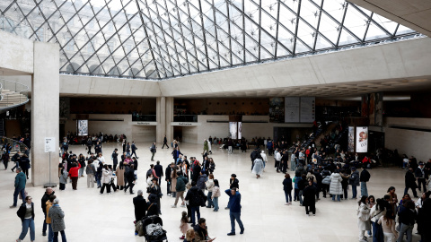 Foto de archivo de visitantes en el Museo del Louvre.