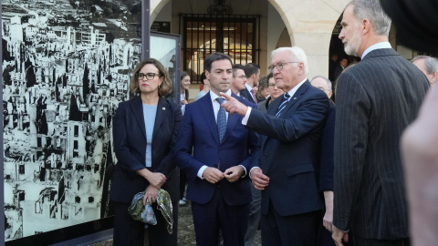 El presidente alemán, Frank-Walter Steinmeier, segundo por la derecha, el rey Felipe VI y el lehendakari, Imanol Pradales, este viernes durante la visita al Museo de la Paz de Gernika El presidente alemán, Frank-Walter Steinmeier, segundo por la derecha, el rey Felipe VI y el lehendakari, Imanol Pradales, este viernes durante la visita al Museo de la Paz de Gernika.
