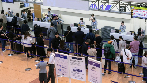 Colas en el aeropuerto Haneda de Tokio (Japón), este sábado. Colas en el aeropuerto Haneda de Tokio (Japón), este sábado.