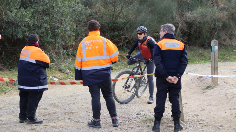 Voluntaris de Protecció Oficial informen un ciclista de la prohibició d'accés a Collserola per la pesta porcina. 30/11/2025 Voluntaris de Protecció Oficial informen un ciclista de la prohibició d'accés a Collserola per la pesta porcina.