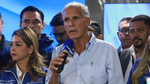 El candidato a la Presidencia de Honduras por el Partido Nacional, Nasry Asfura, habla en una rueda de prensa, en Tegucigalpa (Honduras).