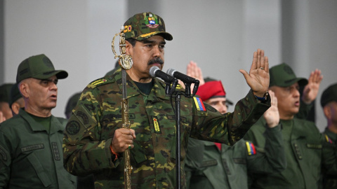 Nicolás Maduro pronuncia un discurso mientras sostiene la "Espada del Perú" del héroe independentista venezolano Simón Bolívar durante una ceremonia militar en Fuerte Tiuna, Caracas, Nicolás Maduro pronuncia un discurso mientras sostiene la "Espada del Perú".