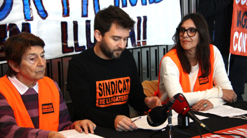 La roda de premsa en què el Sindicat de Llogateres ha anunciat la continuïtat de la vaga de pagaments a InmoCaixa, amb Enric Aragonès al centre.