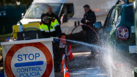 Efectivos de la UME en la zona en cuarentena por la peste porcina. Efectivos de la UME en la zona en cuarentena por la peste porcina.