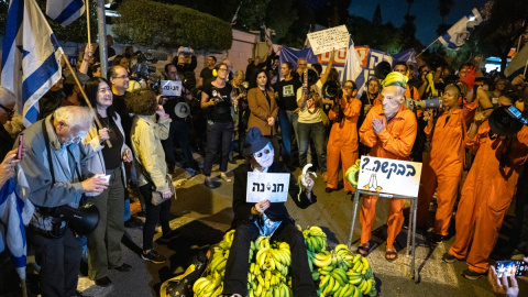 Protestas contra Benjamín Netanyahu por petición de indulto La gente participa en una protesta frente a la casa del presidente israelí, Isaac Herzog, en Tel Aviv tras la solicitud de indulto presidencial del primer ministro israelí Benjamin Netanyahu (30/11/25)