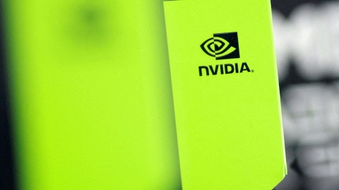 El logo del fabricante de semiconductores Nvidia en el empaquetado de una tarjeta gráfica. El logo del fabricante de semiconductores Nvidia en el empaquetado de una tarjeta gráfica.