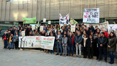 Els alcaldes i alcaldesses del Baix Empordà, el Gironès i l'Alt Empordà, abans d'entrar a la reunió amb la resta dels manifestants Els alcaldes i alcaldesses del Baix Empordà, el Gironès i l'Alt Empordà, abans d'entrar a la reunió amb la resta dels manifestants