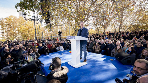 El presidente del Partido Popular, Alberto Núñez Feijóo, durante la concentración contra la corrupción del Gobierno convocada por el PP, en el Templo de Debod, a 30 de noviembre de 2025, en Madrid (España).