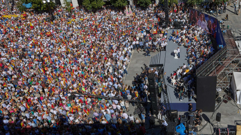 El líder del PP y candidato a la Presidencia del Gobierno, Alberto Núñez Feijóo, saluda durante la manifestación organizada por el PP, en la plaza de Felipe II, a 24 de septiembre de 2023, en Madrid (España).