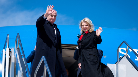 Benjamín Netanyahu Sara Netanyahu Israel Hungría El primer ministro israelí, Benjamin Netanyahu (izquierda) y su esposa Sara Netanyahu, también investigada en algunos casos de corrupción junto a su marido, en el aeropuerto de Hungría e 06/04/25