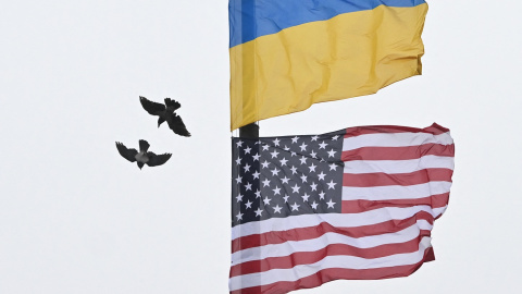 Banderas de Ucrania y EEUU en Kiev, en una imagen de archivo.