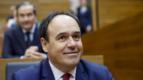 El nuevo president de la Generalitat, Juanfran Pérez Llorca, durante el acto de toma posesión de su cargo ante el pleno de Les Corts. El nuevo president de la Generalitat, Juanfran Pérez Llorca, durante el acto de toma posesión de su cargo ante el pleno de Les Corts.