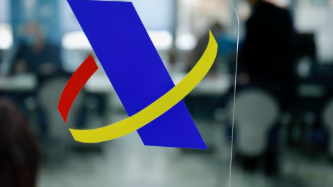 Logotipo de la Agencia Tributaria en una mampara. Archivo. Logotipo de la Agencia Tributaria en una mampara. Archivo.