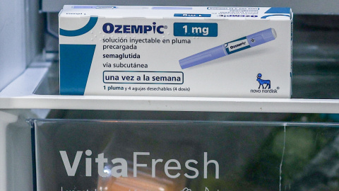 Fotografía de archivo de una caja de Ozempic en una nevera. Fotografía de archivo de una caja de Ozempic en una nevera.