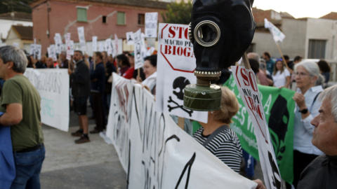 Una màscara de gas a la manifestació contrària a la planta de la Sentiu de Sió