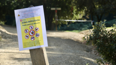 Un cartell informant d'una zona infectada a l'àmbit de Can Coll, a Cerdanyola del Vallès