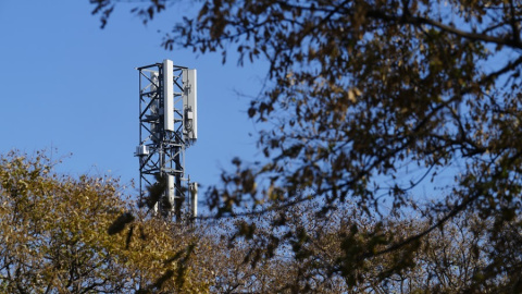 Vista de antenas de telefonía móvil, en una imagen de archivo. Vista de antenas de telefonía móvil, en una imagen de archivo.